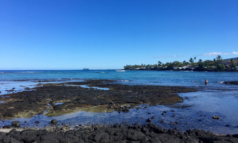 Kahaluu bay, people snorkeling