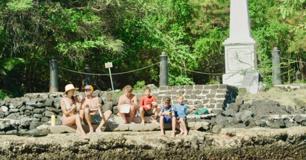 A family having snacks on the monument steps at Kaʻawaloa in Kealakekua Bay