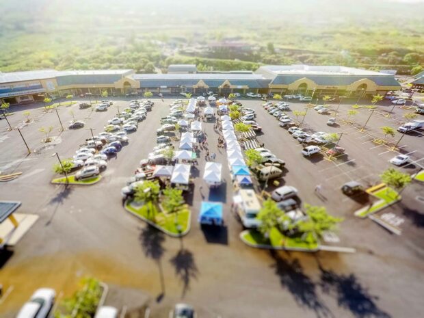 aerial view of the keauhou farmers market on saturday morning.