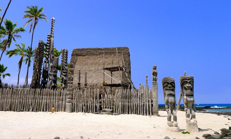 Hale o Keawe with Ki'i statues