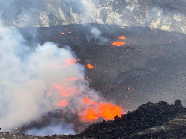 The eruption in the Halemaumau crater has resumed!