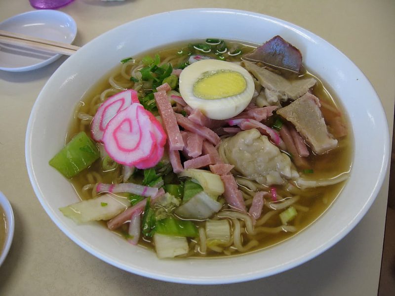 A bowl of Saimin at Hamura Saimin in Lihue. Image by Arnold Gatilau on <a href="https://www.flickr.com/photos/arndog/2207439590" target="_blank" rel="noopener nofollow">Flickr</a>.