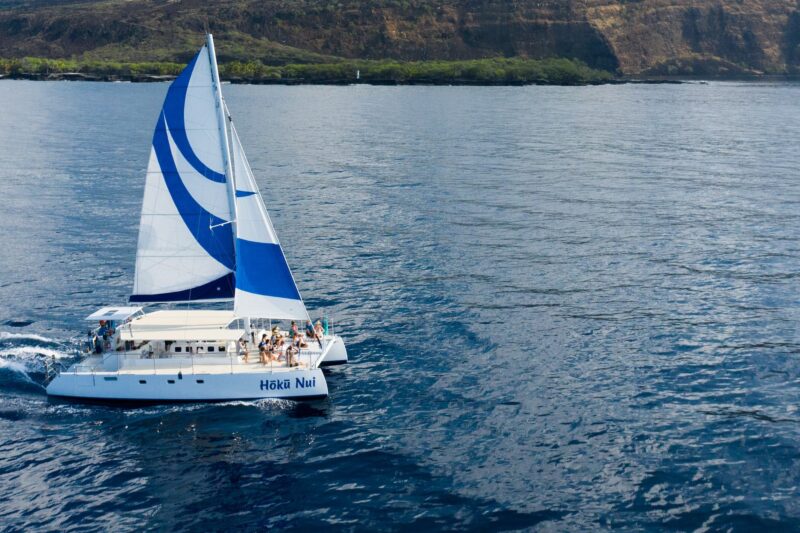 The Hoku Nui trimaran in front of Kealakekua Bay