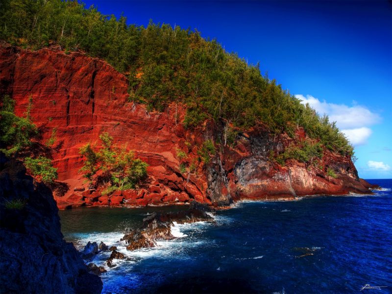 Kaihalulu (red sand) beach