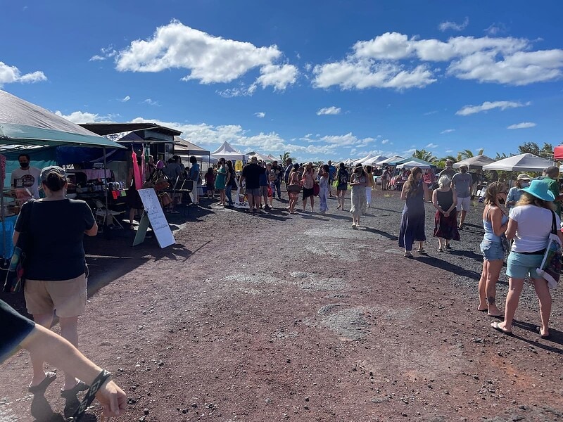 Kaimu Farmers Market visitors