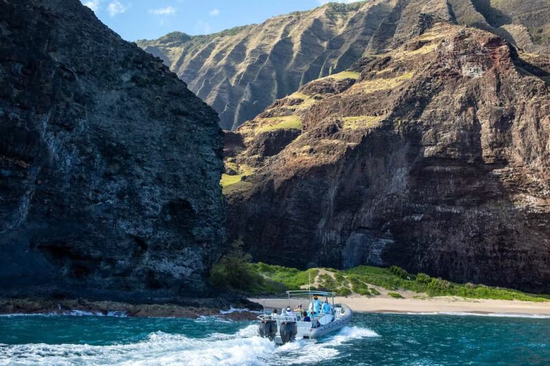 Explore secret beaches off the Napali coast. Image: Holoholo Charters.