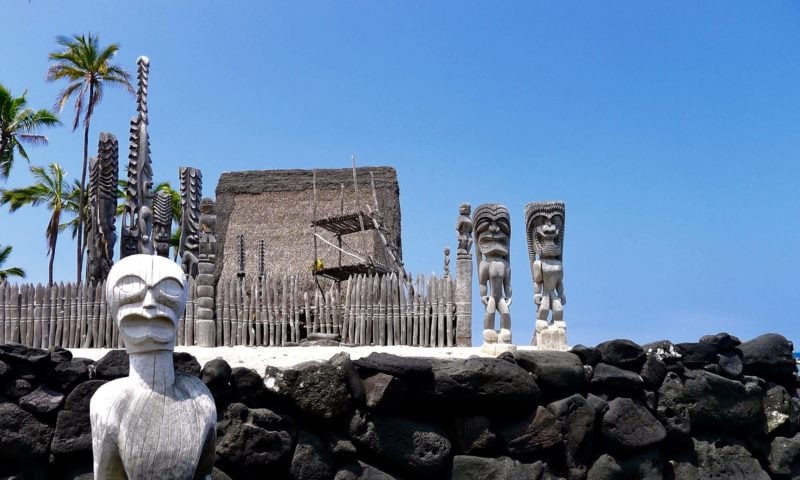 Ki'i statues next to Hale o keawe