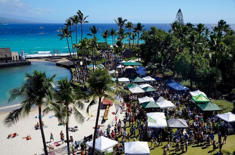 The Kona Brewer’s Festival is held right against Kamakahonu Bay in downtown Kona. Image credit: Robert Thomas.