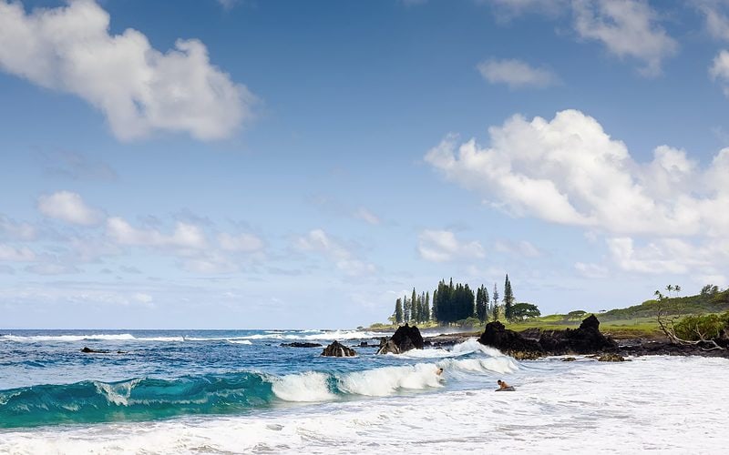 Pāʻia beach is a beautiful white sand beach on the North Shore of Maui. Photo by Luca Bravo on Unsplash