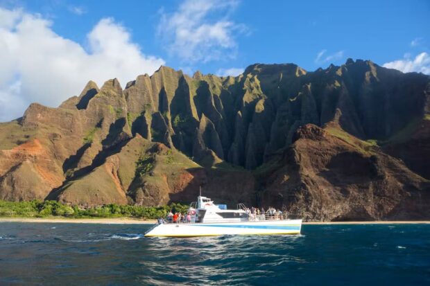 Holoholo in front of Kalalau / Napali coast. Image: Holoholo Charters.