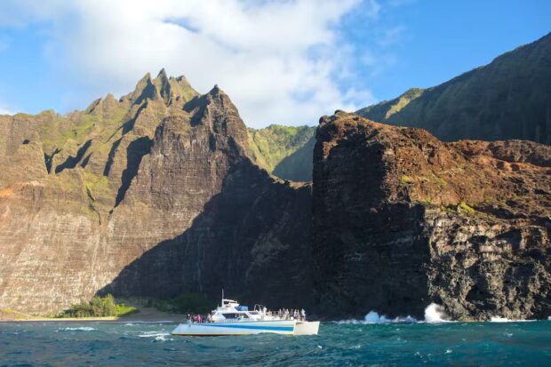 Holoholo in front of Kalalau / Napali coast. Image: Holoholo Charters.