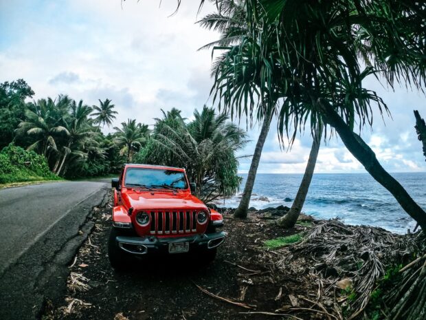 red jeep parked along the puna coastline in Hawaiʻi