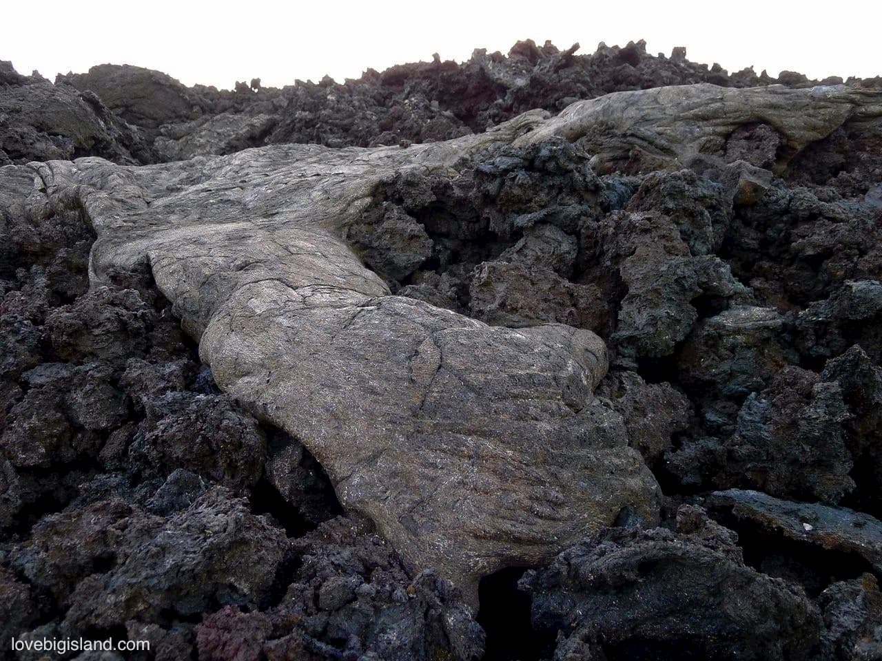 How Does a Pahoehoe Lava Flow Form and Transition?