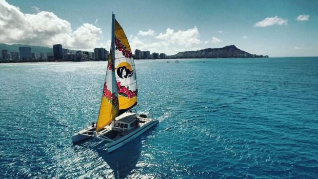 catamaran sailing in the ocean in from of Waikiki, Honolulu, oʻahu, Hawaiʻi
